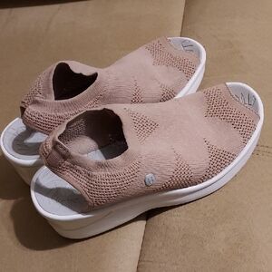 Bzees Women's Pinkish/Tan Wedge Slip-Ons